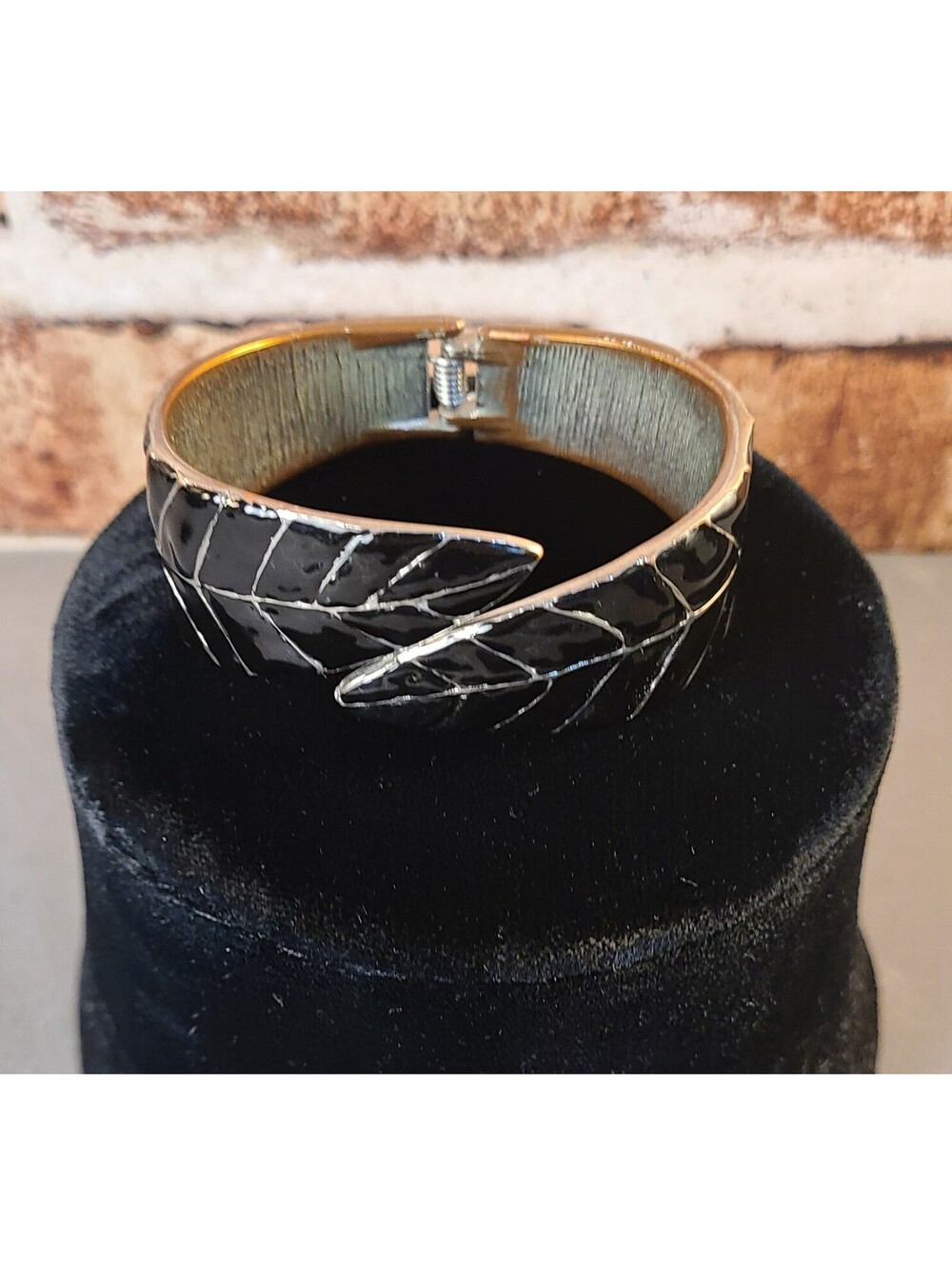 Black Enamel & Silvertone Leaf Wrap Hinged Bangle Bracelet Sz 2"x2.5" Botanical